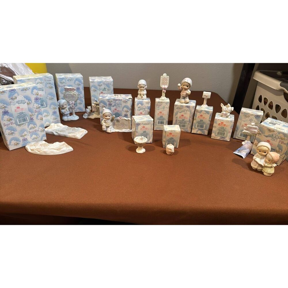 Lot of 15 Sugar Town Precious Moments Figurines Enesco